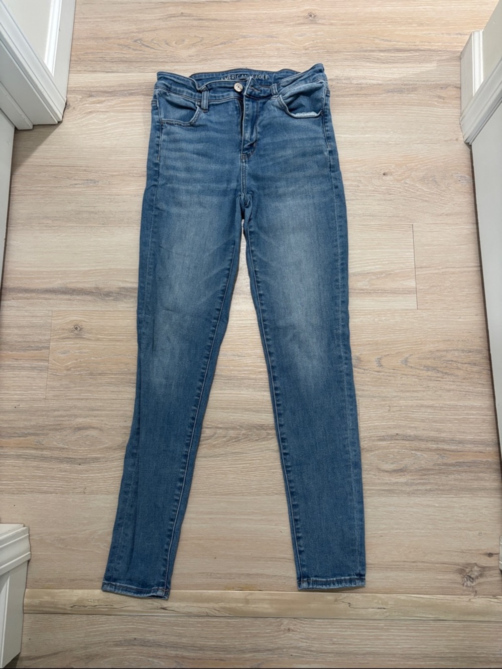 American Eagle Outfitters Women’s Skinny Jeans - Medium Blue Wash